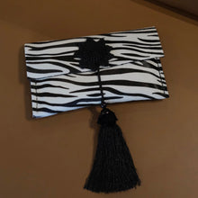 Görseli Galeri görüntüleyiciye yükleyin, Artisan Series No4: Noir Sauvage Clutch