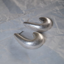 Görseli Galeri görüntüleyiciye yükleyin, Monochrome Küpe