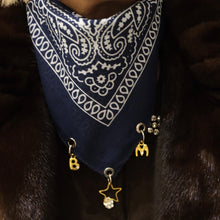 Görseli Galeri görüntüleyiciye yükleyin, Charmlı Kişiselleştirilebilir Fular 3 Charm