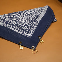 Görseli Galeri görüntüleyiciye yükleyin, Charmlı Kişiselleştirilebilir Fular 3 Charm