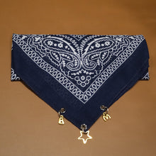 Görseli Galeri görüntüleyiciye yükleyin, Charmlı Kişiselleştirilebilir Fular 3 Charm