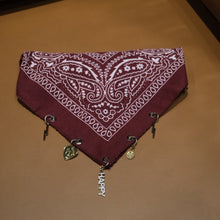 Görseli Galeri görüntüleyiciye yükleyin, Charmlı Kişiselleştirilebilir Fular 5 Charm