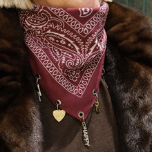 Görseli Galeri görüntüleyiciye yükleyin, Charmlı Kişiselleştirilebilir Fular 5 Charm