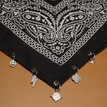 Görseli Galeri görüntüleyiciye yükleyin, Charmlı Kişiselleştirilebilir Fular 5 Charm