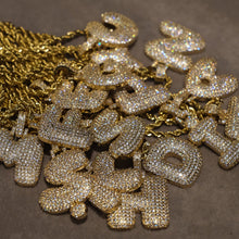 Görseli Galeri görüntüleyiciye yükleyin, Dev Tombul Harf Kolye