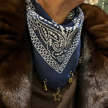 Görseli Galeri görüntüleyiciye yükleyin, Charmlı Kişiselleştirilebilir Fular 7 Charm