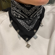 Görseli Galeri görüntüleyiciye yükleyin, Charmlı Kişiselleştirilebilir Fular 7 Charm