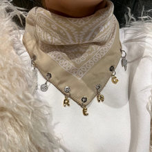 Görseli Galeri görüntüleyiciye yükleyin, Charmlı Kişiselleştirilebilir Fular 7 Charm