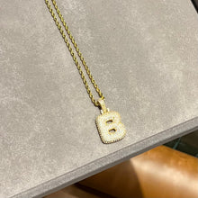 Görseli Galeri görüntüleyiciye yükleyin, Dev Tombul Harf Kolye