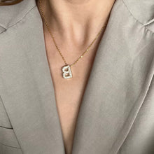 Görseli Galeri görüntüleyiciye yükleyin, Tombul Harf Kolye