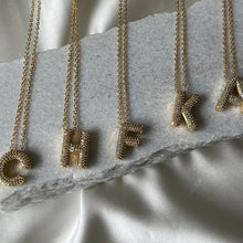 Görseli Galeri görüntüleyiciye yükleyin, Tombul Harf Kolye