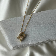 Görseli Galeri görüntüleyiciye yükleyin, Tombul Harf Kolye