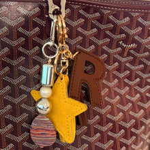 Görseli Galeri görüntüleyiciye yükleyin, Tek Harf Key Chain
