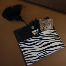 Görseli Galeri görüntüleyiciye yükleyin, Artisan Series No4: Noir Sauvage Clutch
