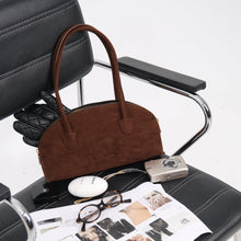 Görseli Galeri görüntüleyiciye yükleyin, The Brûnâ Suede Bag
