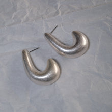 Görseli Galeri görüntüleyiciye yükleyin, Monochrome Küpe
