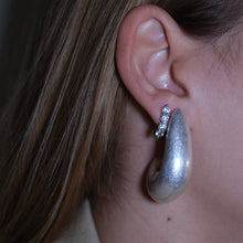 Görseli Galeri görüntüleyiciye yükleyin, Monochrome Küpe
