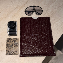 Görseli Galeri görüntüleyiciye yükleyin, El Yapımı Deri Laptop Sleeve
