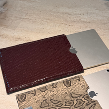 Görseli Galeri görüntüleyiciye yükleyin, El Yapımı Deri Laptop Sleeve
