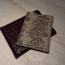 Görseli Galeri görüntüleyiciye yükleyin, El Yapımı Deri Laptop Sleeve
