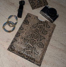 Görseli Galeri görüntüleyiciye yükleyin, El Yapımı Deri Ipad Sleeve
